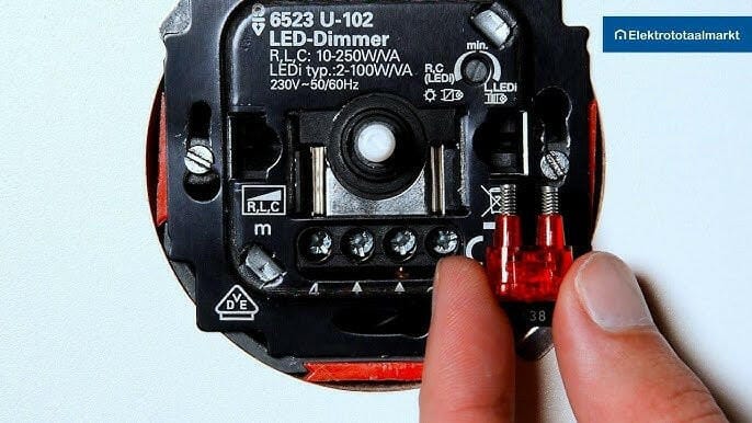 6523 U-102 BUS DIMMER 100VA LED 250W/VA I